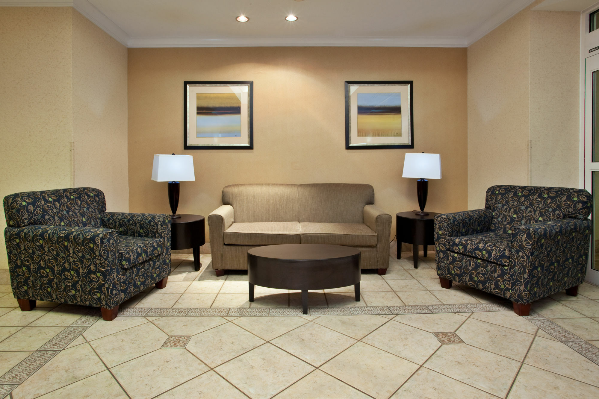 Holiday Inn Express Hotel & Suites Dublin By Ihg Exterior foto